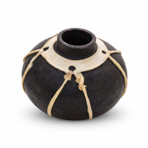 Olla decorativa de barro c/ curo de cabra- Guachochi, Chihuahua.
