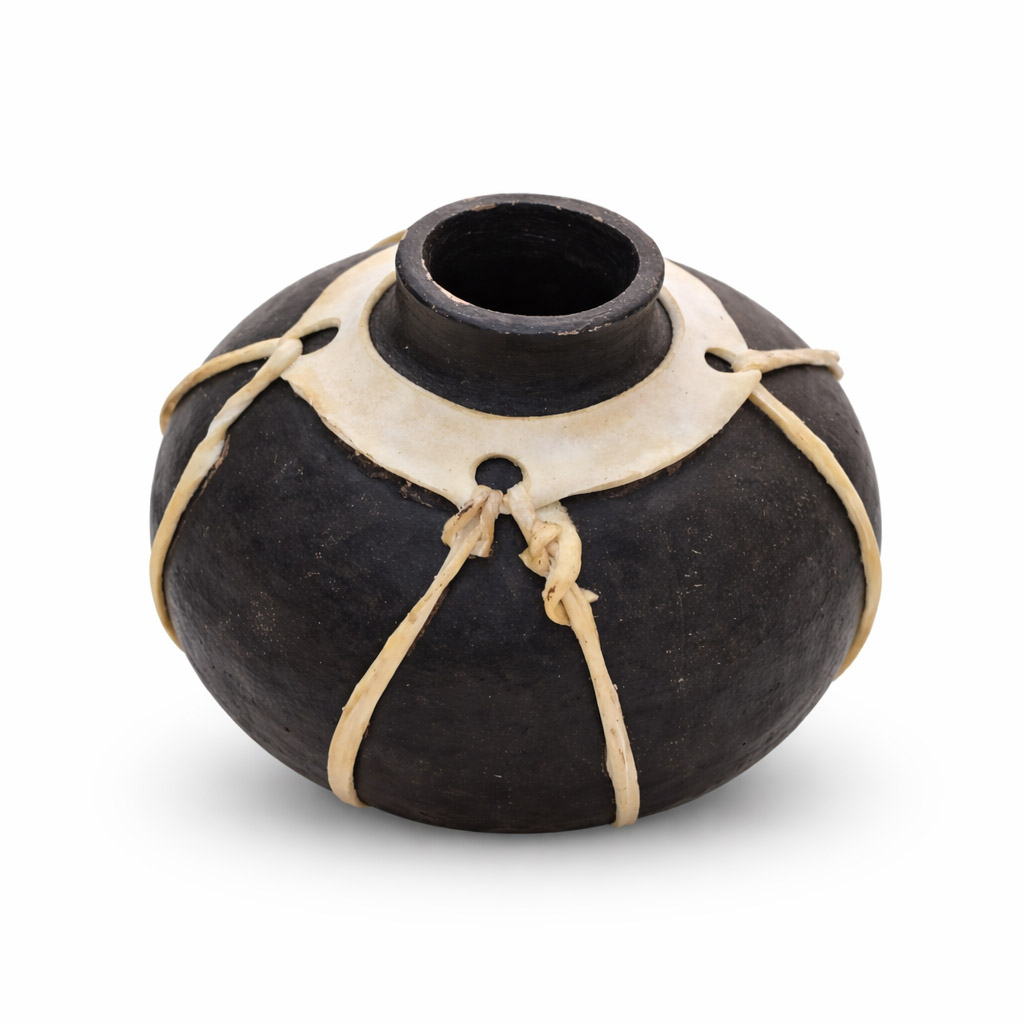 Olla decorativa de barro c/ curo de cabra- Guachochi, Chihuahua.