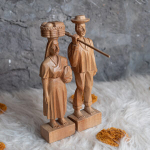 Pareja de figuras indígenas talladas en madera